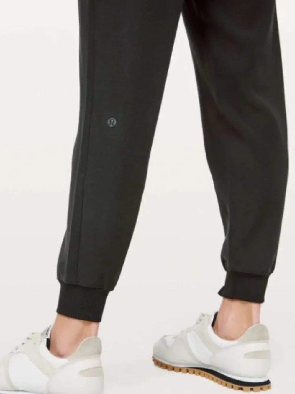 Lululemon Size 2 Black On the Fly Jogger Woven Pants